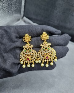 Pendientes de diseñador con diseño de la diosa Laxmi, con incrustaciones de diamantes americanos y perlas colgantes, estilo tradicional del sur de la India para bodas. - Product Image 5