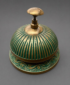 Campana de escritorio antigua de latón con acabado verde, campana de servicio redonda para mostrador, campana de recepción vintage para hotel u oficina - Product Image 3
