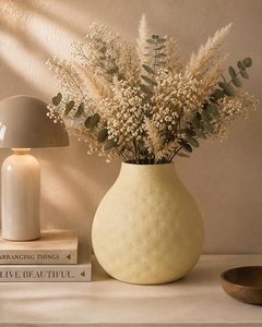 Vase à fleurs en métal de couleur jaune avec design martelé, décoration de table, best-seller, fiable pour une utilisation durable, disponible au prix le plus bas et au prix nominal. - Product Image 1