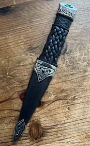 Étui de couteau en métal noir Eoin Winston Sports Sgian Dubh avec accents argentés et détails en relief, style européen et américain, modèle quatre - Product Image 5