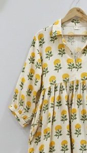 Robe tunique mi-longue en coton indien faite à la main pour femmes |   Tenue de bureau formelle écologique respirante coupe trapèze motif floral dessiné à la main naturel - Product Image 2