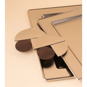 Améliorez le style de votre intérieur avec ce magnifique ensemble de plateaux de service argentés, comprenant des accents géométriques uniques en bois et des poignées. - Product Image 6