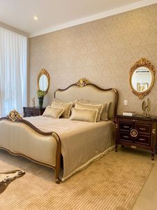 Juego de cama de madera maciza de caoba con una elegante combinación de acabados en marrón y dorado, con mesitas de noche adicionales para el dormitorio. - Product Image 3