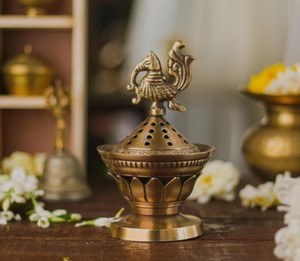 Brûleur d'encens en laiton avec motif d'oiseau sur le dessus |   Brûleur de Dhoop Loban Artisanal Écologique Traditionnel Religieux d'Été |   Décoration d'intérieur - Product Image 2