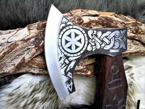 Hache Tomahawk artisanale avec manche en bois et fourreau en cuir pour la survie en plein air - Product Image 3
