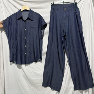 Ensemble deux pièces en jean pour femme : veste courte à manches longues boutonnée et pantalon large en jean, style streetwear tendance - Product Image 2