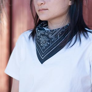 Pañuelo Cuadrado Unisex Premium de Hysaf Apparels Co, Mezcla de Algodón y Satén, Diseño Personalizado, Impresión Digital, Tacto Suave, Pañuelo Elegante - Product Image 1