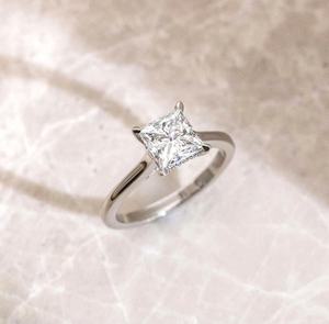 Bague solitaire tendance en moissanite taille princesse 6,5 mm, argent 925 original, cadeau spécial pour les partenaires - Product Image 2