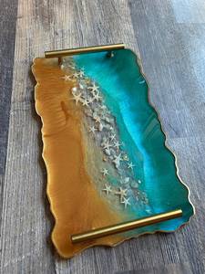 Adoro el océano tropical, te encantará esta elegante bandeja de resina con diseño de estrella de mar, escamas doradas y asas doradas. - Product Image 2