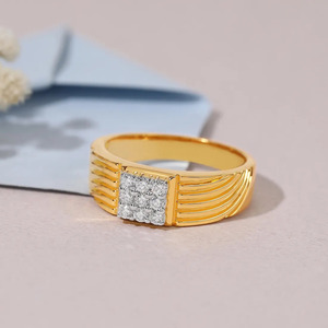 แหวนทองคำเหลืองประดับเพชรทรงสี่เหลี่ยมแบบคลัสเตอร์ - Product Image 4
