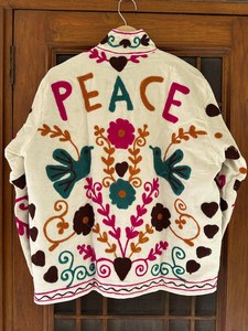เสื้อแจ็คเก็ตปักลายซูซานีผ้าฝ้ายทำมือ Love Bird & Peace สไตล์โบโฮลายดอกไม้ เสื้อคลุมสั้นทำมือ ของขวัญแฮนด์เมด เสื้อคลุมกันหนาวสำหรับฤดูหนาว - Product Image 5