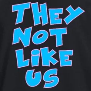 เสื้อยืดแขนสั้นลายกราฟิกสำหรับวัยรุ่นสีดำ พิมพ์ตัวอักษรสีน้ำเงินเข้ม "They Not Like Us" คอกลม สไตล์ลำลอง แฟชั่นวัยรุ่น ใส่ได้ทุกวัน - Product Image 6