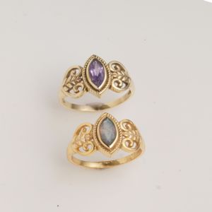 Bague en améthyste naturelle de forme marquise, avec bande en filigrane dorée, style vintage, faite à la main, bijou de créateur pour femme - Product Image 1
