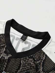 Camiseta de Fútbol Americano Personalizada con Sublimación de Patrón de Serpiente, Cuello en V, Estilo Urbano, Talla Grande, Poliéster, con Número, OEM - Product Image 6
