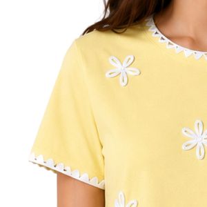 Camiseta de Mujer con Bordado Floral Amarillo Limón, Ribete Blanco en Contraste, Cuello Redondo, Manga Corta, Estilo Casual, OEM, ODM, Personalizable - Product Image 3