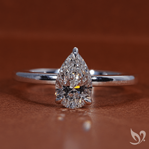 Anillo Solitario con Diamante Cultivado en Laboratorio de Corte Pera de 1.00 CT en Oro Blanco de 18K |   Anillo de Compromiso Certificado por IGI - Product Image 1