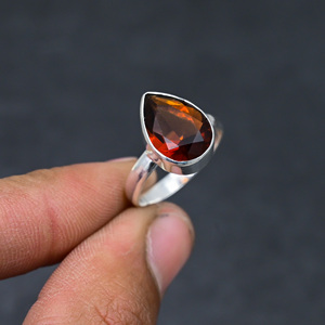 Anillo con Gema de Granate Corte Pera en Plata 925 con Engaste de Bisel, Estilo Minimalista, Unisex, para Uso Diario - Product Image 1