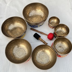 Bol chantant en bronze fait main avec motifs gravés anciens et mantra, offrant une résonance excellente pour la thérapie sonore - Product Image 3