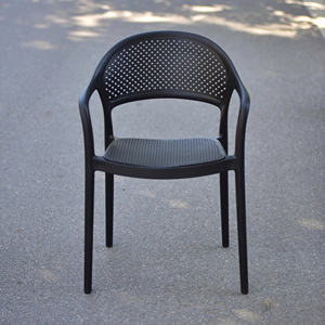 Chaise en plastique moulé de style King, couleur noire - Une chaise de jardin idéale pour un acheteur avisé - Product Image 1