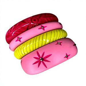 Hermosos brazaletes de resina hechos a mano con diseño de Ángel tallado, llamativo estampado de animales y lunares para todos los eventos - Product Image 1