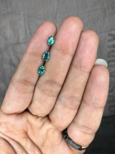 Lot de 3 pierres précieuses vertes naturelles de 1,45 ct, taille ovale, assorties, pour la fabrication de bijoux fins, vente en gros de pierres précieuses - Product Image 3