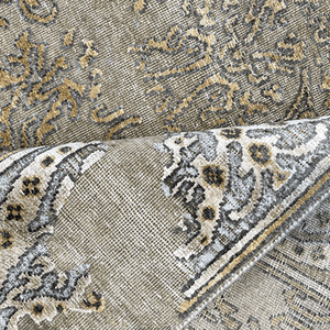 Alfombra de Salón de Lujo Grande, Tejida a Mano con Lana y Seda, con Medallón Antiguo en Tonos Mate de Arena y Dorado - Product Image 4