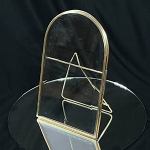 ของตกแต่งบนโต๊ะบ้านสไตล์โมเดิร์นหรูหรา กรอบรูปกระจกสองชั้นสีทอง รูปทรงโค้ง กรอบรูปกระจกวินเทจ - Product Image 1