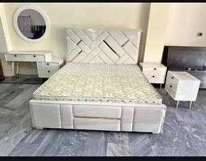 Cadre de lit king size en bois massif, sculpté à la main, de qualité supérieure, luxueux et fait main, avec pied de lit, meilleur mobilier de chambre en bois. - Product Image 3