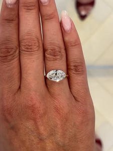 Bague de fiançailles solitaire ovale en diamant de laboratoire de 4 carats, certifiée IGI, taille East-West - Product Image 3