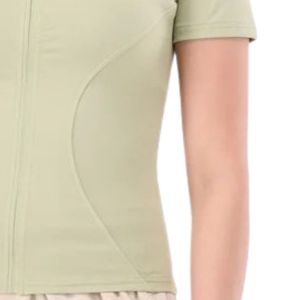 Haut court zippé vert sauge à col montant pour femme, coupe ajustée, style décontracté et minimaliste pour le quotidien - Product Image 3