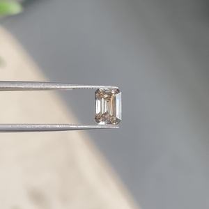 Diamante de laboratorio de color champán de corte geométrico de 1.05 quilates para la fabricación de joyas, diamante de laboratorio de color esmeralda de fantasía, fabricante de diamantes de laboratorio en India. - Product Image 1