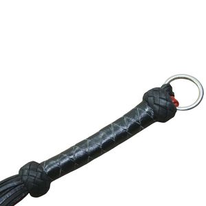 แส้หนังวัวแท้สำหรับการเล่นแบบกระตุ้นประสาทสัมผัสและการตีตบ - Product Image 1