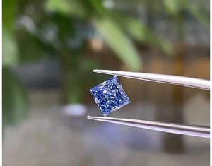 Diamante Cultivado en Laboratorio de 7 Quilates, Corte Princesa, Azul Fantasía, VS1, Certificado IGI, CVD 3EX, Corte Excelente, Proveedor B2B para Distribuidores e Importadores de Diamantes - Product Image 1