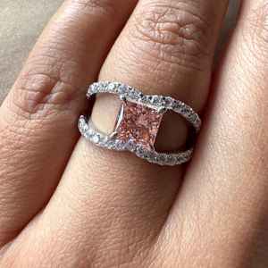 Anillo de compromiso y promesa de plata 925 con moissanita rosa de corte princesa, diseño creativo y elegante, de doble banda, para mujer. - Product Image 6