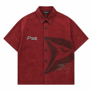 Camisa Oversize Personalizada OEM Roja Intensa con Botones, Estampado Gráfico Streetwear, Cuello Camp, Manga Corta con Pedrería, Venta al por Mayor - Product Image 3