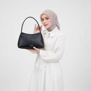 Sac à bandoulière Hody carré en cuir texturé écologique avec logo, fermeture éclair moderne, doublure satinée, imperméable, pour femme - Product Image 2
