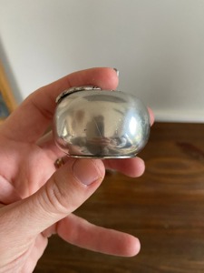 Salière et poivrière en métal argenté en forme de fruit, élégante et créative, accessoire de table pour la maison et les cafés, provenant d'Inde. - Product Image 6