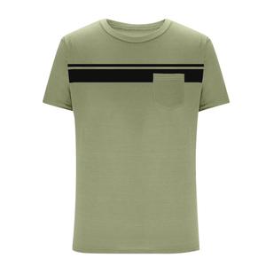 Camiseta de manga corta para hombre con franja de contraste impresa personalizada y bolsillo en el pecho, corte holgado, estilo casual, tejido de punto de algodón. - Product Image 1