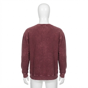Sweat-shirt à col rond pour homme, couleur bordeaux, effet délavé, imprimé graphique, manches longues, ourlet déchiré, style streetwear décontracté - Product Image 3