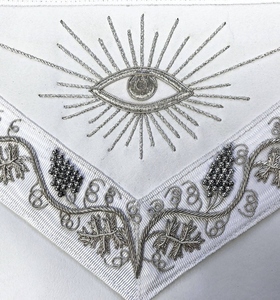 Tablier de Maître Maçon Blanc Moiré de Qualité A avec Broderie Main Argentée – Régalia Maçonnique de Luxe pour Loge Bleue – Tenue Formelle de Franc-Maçon - Product Image 4