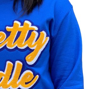 Sudadera Pretty Poodle unisex azul con gráfico de hermandad griega en chenilla, cuello redondo, estilo casual urbano premium - Product Image 6