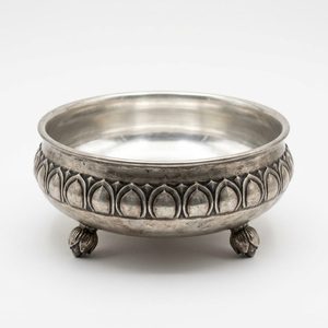 Bol Urli en aluminium fait main de 20 cm en argent antique avec pétales gravés et bande de pétales Nilofar - Décoration d'intérieur, cadeau pour hôtel et mariage - Product Image 6