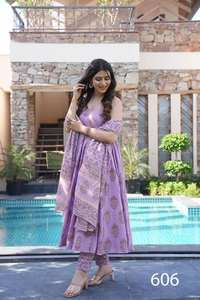 Magnifique robe Anarkali indienne pakistanaise en tissu de soie Maslin, avec un imprimé numérique élégant, pour mariage, occasions décontractées, vêtements traditionnels pour femmes - Product Image 2