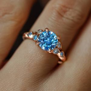 Anillo de Moissanita Azul Redonda en Plata 925, Alternativa de Diamante de Lujo para Boda, Compromiso o Fiesta - Product Image 3