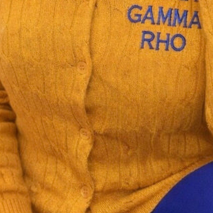 เสื้อคาร์ดิแกนถักลายเคเบิ้ล SGRHO แบบสั่งทำพิเศษ สำหรับสตรีชมรม Sigma Gamma Rho ของกรีซ ปักลายติดกระดุม เสื้อสเวตเตอร์ลำลอง ขายส่ง - Product Image 5