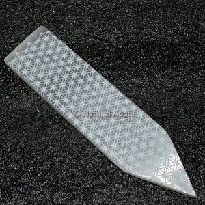 Vente en gros de baguettes de sélénite gravées avec les symboles des sept chakras, de haute qualité, écologiques et naturelles, pour la guérison par le Reiki. - Product Image 2