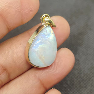 สร้อยคอจี้รูปหิ่งห้อยแฟชั่น ดีไซน์เรียบง่าย ประดับมูนสโตน สำหรับผู้หญิง - Product Image 1