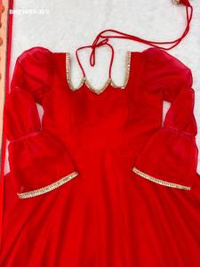 Traje Anarkali de Diseñador con Seda Tabby, Encaje con Espejos, Mangas Elegantes y con Vuelo, Cuello de Diseñador y Dupatta Estampada Plazzo - Moda Femenina - Product Image 6