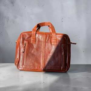 Bolso de viaje de cuero genuino rojo con detalles de piel de vaca y bolsillos bordados, estilo vintage, multifuncional y suave. - Product Image 4