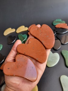 Gua Sha de Ágata Natural Pulida en Forma de Corazón, Tallada a Mano, Premium, Más Vendida, para Masaje Facial, Rejuvenecimiento de la Piel y Anticelulitis - Product Image 2